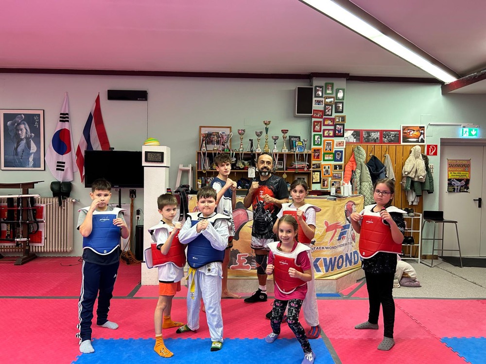 Kinder in Kampfwesten vor dem Sparring